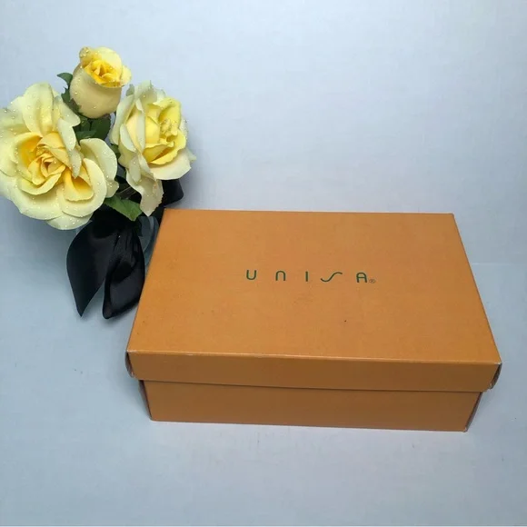 ⭐️NEW⭐️UNISA Black Patent Leather Loafers - Picture 8 of 8